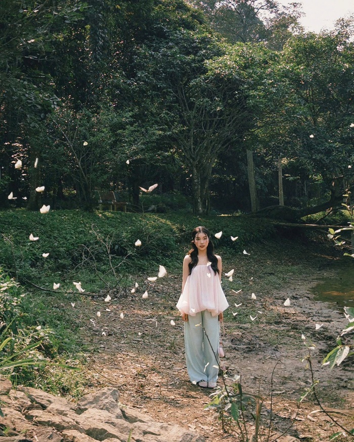 Cô tranh thủ ghi lại những khoảnh khắc cùng đàn bướm bay lượn xung quanh. Ảnh: FBNV.