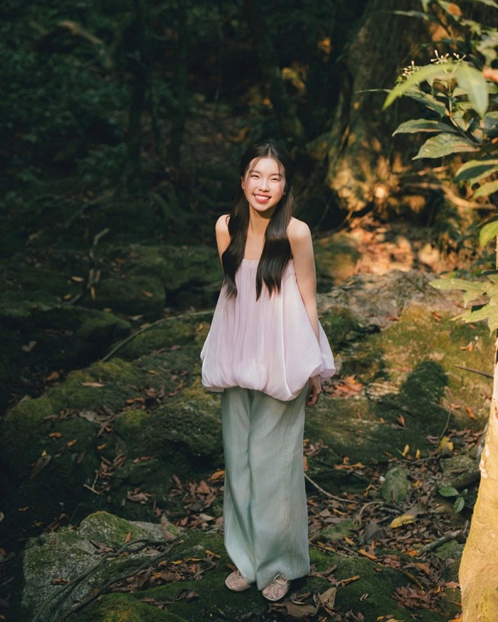 Cô gái trẻ như được nạp lại năng lượng khi được hòa mình vào thiên nhiên.