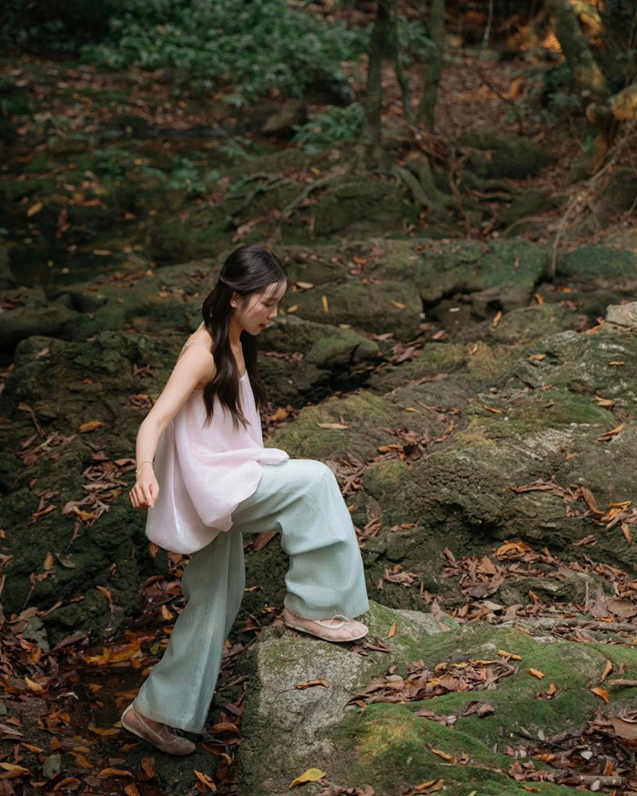 Từng khoảnh khắc trong chuyến đi lần này đều được Vi ghi lại một cách chân thật nhất. Ảnh: FBNV.