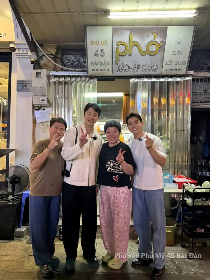 Nam tài tử thưởng thức món phở xào và ghé qua Phở Bát Đàn nổi tiếng lâu năm tại Hà Nội. Những hình ảnh giản dị nhưng gần gũi của anh nhanh chóng nhận được nhiều lời khen từ cư dân mạng.