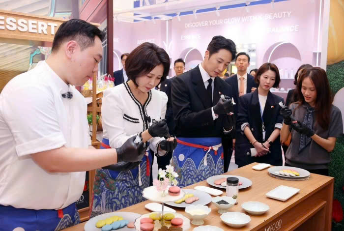 Và mỗi lần anh trở lại, đó không chỉ là một chuyến thăm, mà còn là dịp để tình cảm ấy được hâm nóng và bền chặt với fan hâm mộ Việt hơn bao giờ hết.