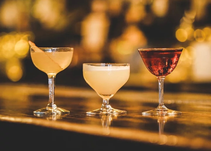 Độc đáo phong cách thưởng rượu cocktail tí hon “nhỏ mà có võ”  