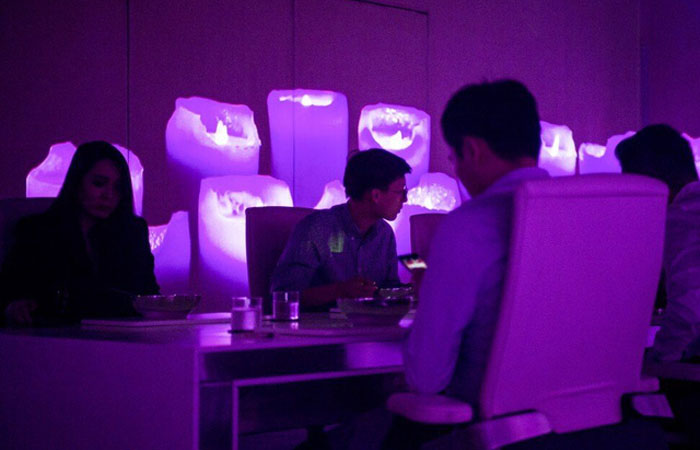 Thực khách dùng bữa tại nhà hàng Ultraviolet. ẢNh: AFP bua_an_thuc_te_ao