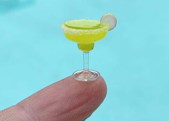 Độc đáo phong cách thưởng rượu cocktail tí hon “nhỏ mà có võ”  