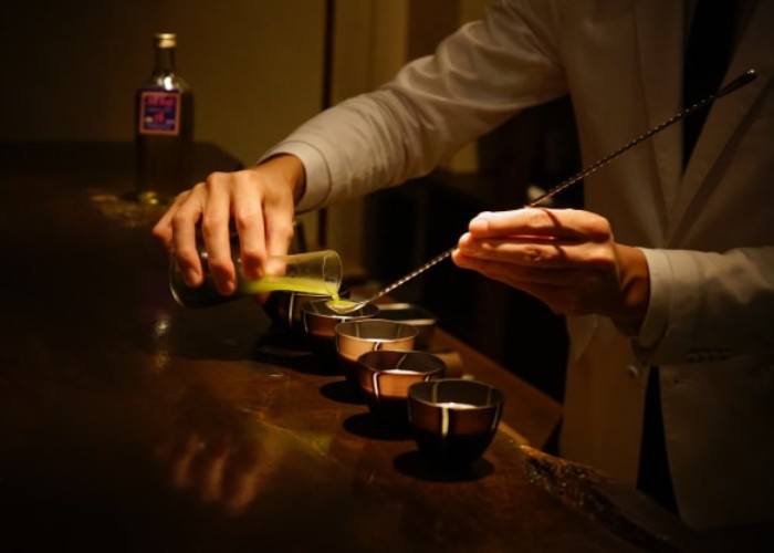 Độc đáo phong cách thưởng rượu cocktail tí hon “nhỏ mà có võ”  