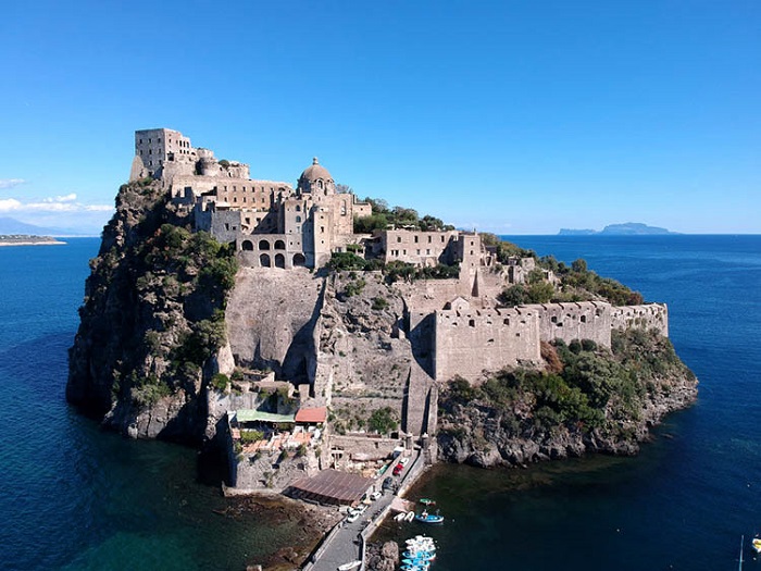 'Mỹ nhân' bí ẩn nước Ý: Những hòn đảo đẹp có thể khiến cả hoàng đế lưu vong cũng quên sầu