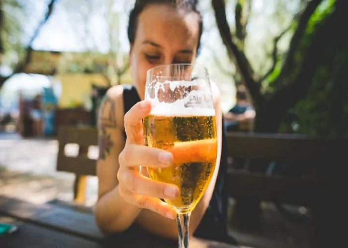 Những yếu tố nào có thể khiến bạn mất kiểm soát và uống quá nhiều bia? 
