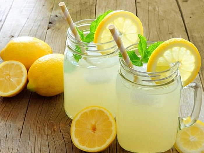 Uống nước cốt chanh -  cách chữa đầy bụng khi ăn hải sản