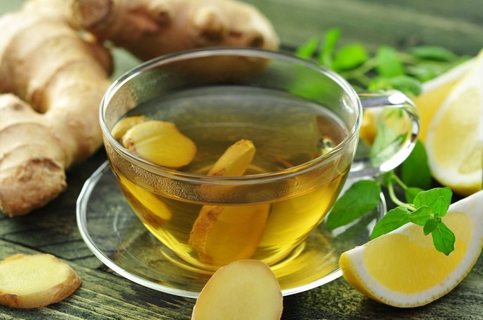 Uống nước gừng -  cách chữa đầy bụng khi ăn hải sản