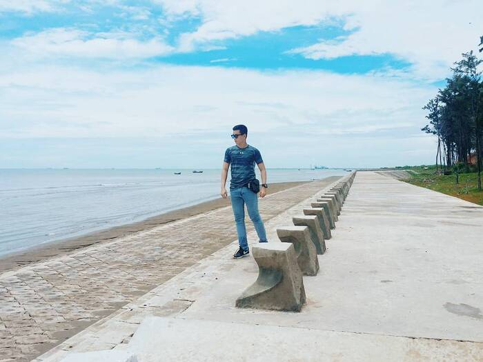 Khám phá dọc theo bờ biển Ba Động Trà Vinh, bạn sẽ có cơ hội được ngắm nhìn hàng phi lao xanh rì trải dài dọc theo hướng bờ biển.