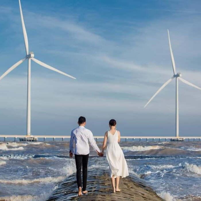 Điểm đặc sắc tại bờ biển Ba Động Trà Vinh chính là có thêm con đường điện gió vô cùng hấp dẫn.