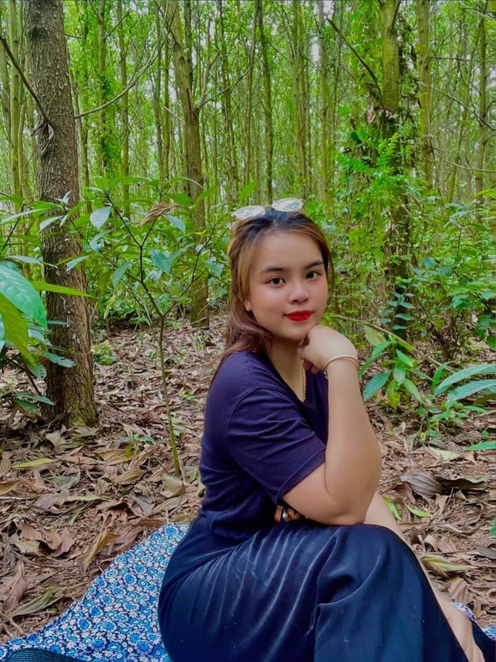 Phong cảnh hồ Đá Lải Ninh Bình hiện lên như một bức tranh trong xanh