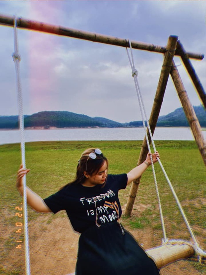 Xung quanh hồ Đá Lải Ninh Bình có rất nhiều bãi đất trống, rộng và xanh cỏ phù hợp cho hoạt động dã ngoại và câu cá.