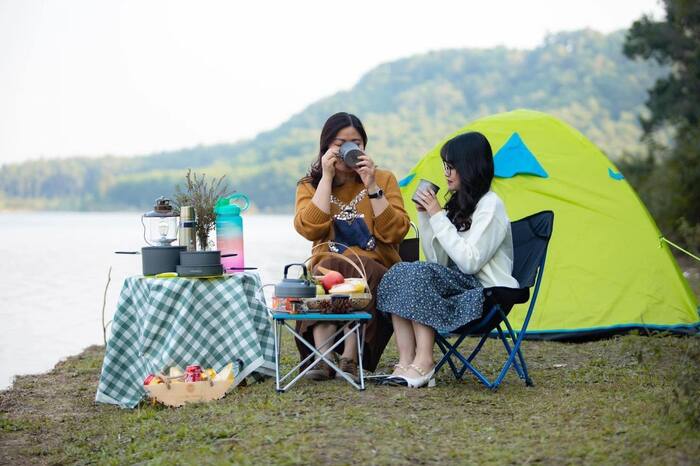 hồ Đá Lải Ninh Bình là điểm camping mới được nhiều người tìm đến câu cá và dã ngoại. 