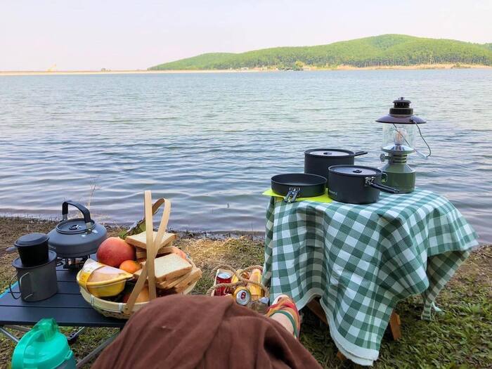 Mặt hồ Đá Lải Ninh Bình được phủ một lớp sương mai mỏng manh như khói tỏa.