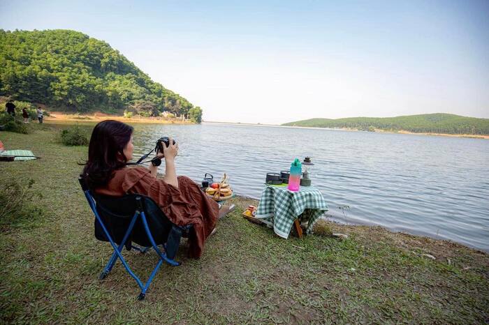 Ngồi câu bên hồ Đá Lải Ninh Bình khi hoàng hôn buông xuống, chờ đợi những lần cá cắn câu, đây sẽ là trải nghiệm khó quên trong đời. 