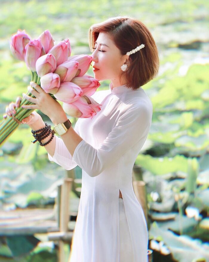 Nói về mùa sen nở ở Hà Nội, chúng ta phải công nhận rằng, loài hoa này là một trong những hoa tàn rất nhanh, thông thường mỗi bông chỉ nở được trong khoảng 3-5 ngày. Nói về mùa sen nở ở Hà Nội, chúng ta phải công nhận rằng, loài hoa này là một trong những hoa tàn rất nhanh, thông thường mỗi bông chỉ nở được trong khoảng 3-5 ngày.