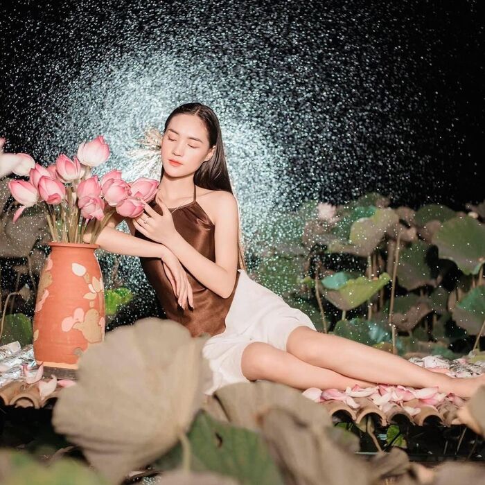 ghé đến đây vào mùa sen nở ở Hà Nội, tận hưởng khung cảnh yên ả, bình dị sẽ thấy thật dễ chịu và thân quen. ghé đến đây vào mùa sen nở ở Hà Nội, tận hưởng khung cảnh yên ả, bình dị sẽ thấy thật dễ chịu và thân quen.