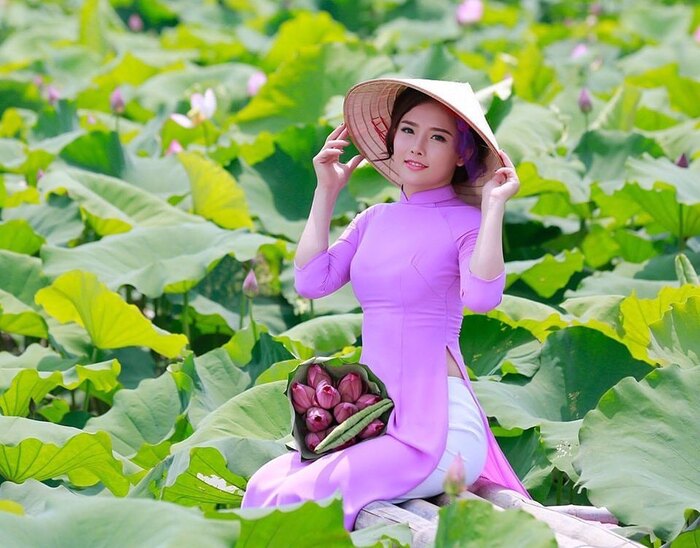 Khi vào mùa sen nở ở Hà Nội, bạn nên đi vào lúc sáng sớm. Khi vào mùa sen nở ở Hà Nội, bạn nên đi vào lúc sáng sớm.