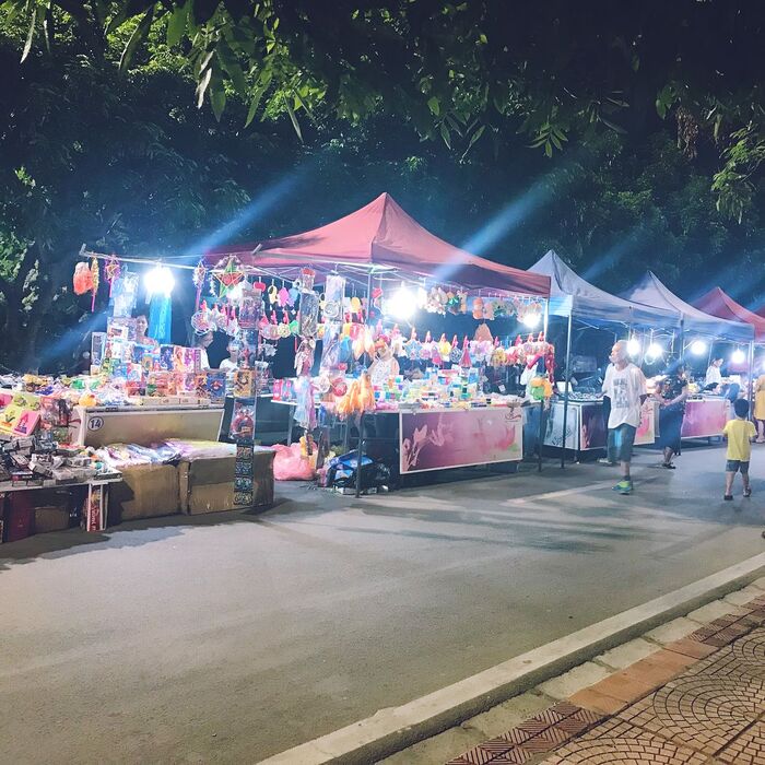 phố đi bộ Trịnh Công Sơn Hà Nội sở hữu hơn 60 giàn hàng bán đồ lưu niệm