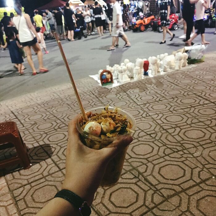 Bạn nên thưởng thức nhiều món ăn khi đến phố đi bộ Trịnh Công Sơn