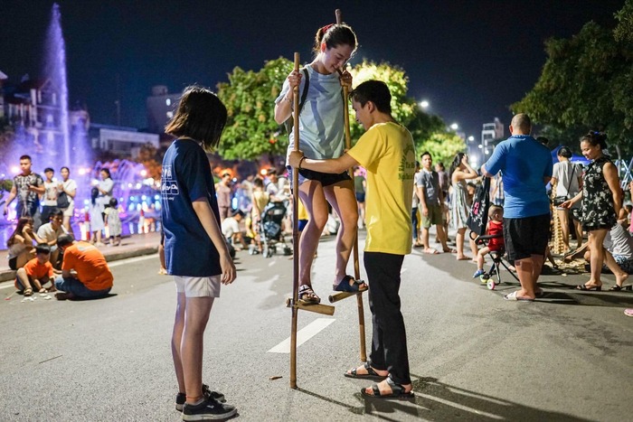 Phố đi bộ Trịnh Công Sơn Hà Nội là điểm hẹn mà nhiều bạn trẻ đến đây khi muốn giao lưu âm nhạc vào các dịp cuối tuần.