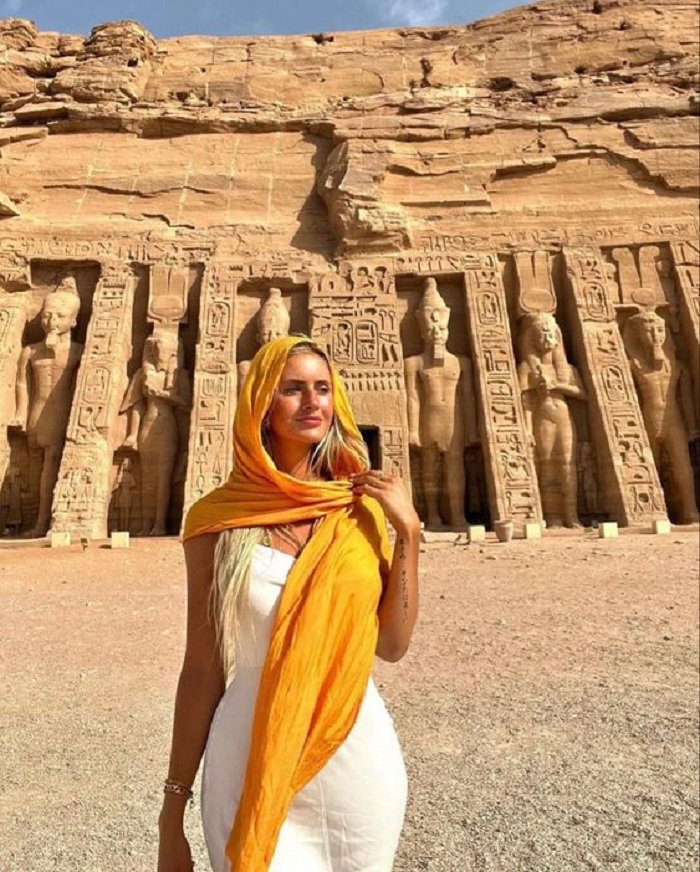 Mặc gì khi du lịch Ai Cập – dĩ nhiên, không thể thiếu khăn choàng.