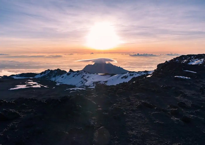 Ba hình nón núi lửa đã tạo ra núi lửa Kilimanjaro