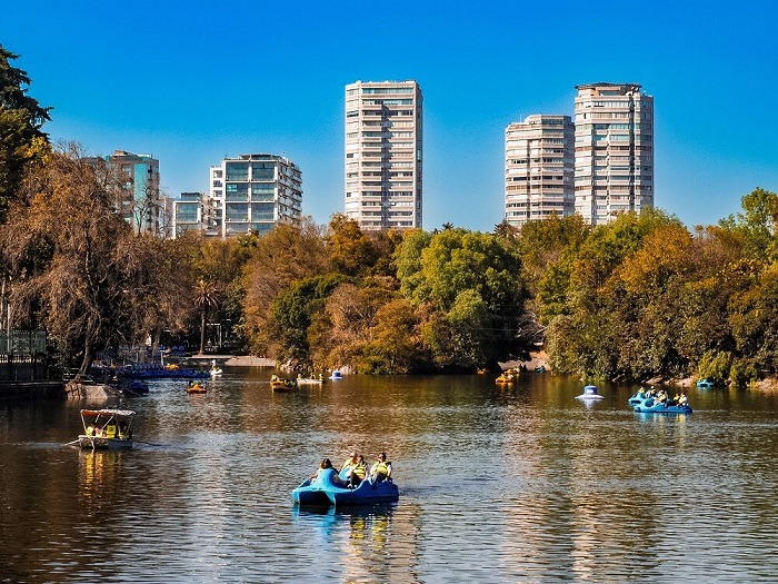 Tham gia chèo thuyền trên mặt hồ Chapultepec là một trải nghiệm không tồi