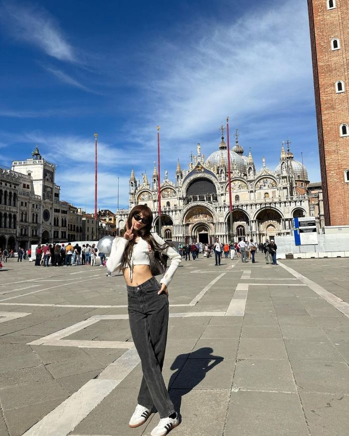 Lisa du lịch Venice
