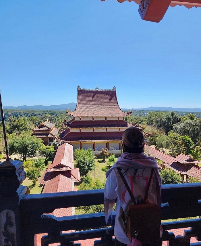 Khuôn viên chùa Khánh Lâm có nhiều góc từ trên cao là điểm ngắm hoàng hôn Măng Đen