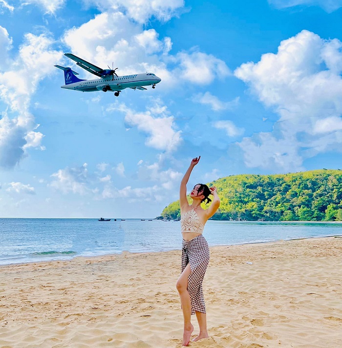 Bạn có thể lựa chọn máy bay để di chuyển tới điểm ngắm mặt trời mọc ở Côn Đảo