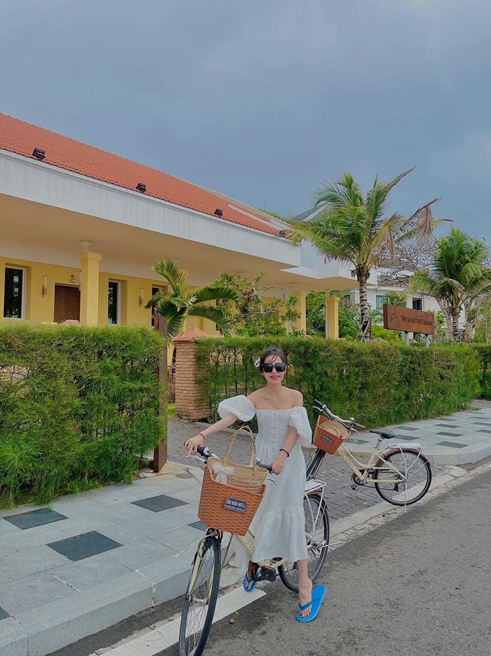 Tại thị trấn bạn có thể thuê xe đạp, xe máy tới các điểm ngắm mặt trời mọc ở Côn Đảo