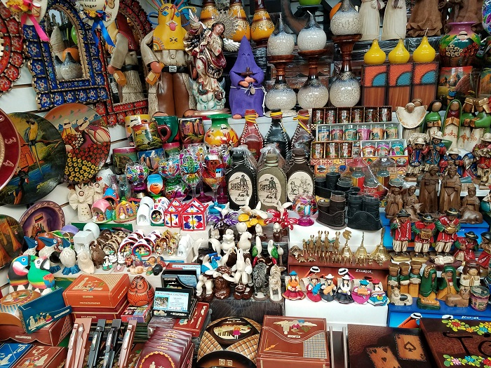 Trong cẩm nang du lịch Ecuador, du khách đừng nên mua quà lưu niệm tại trung tâm thương mại hoặc từ người bán lạ