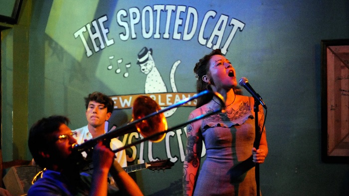 The Spotted Cat là điểm nghe nhạc sống nổi tiếng ở New Orleans quen thuộc của người dân địa phương