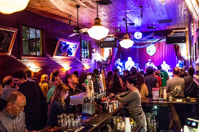 Quán bar thân mật d.b.a. là điểm nghe nhạc sống nổi tiếng ở New Orleans đầy ấm cúng
