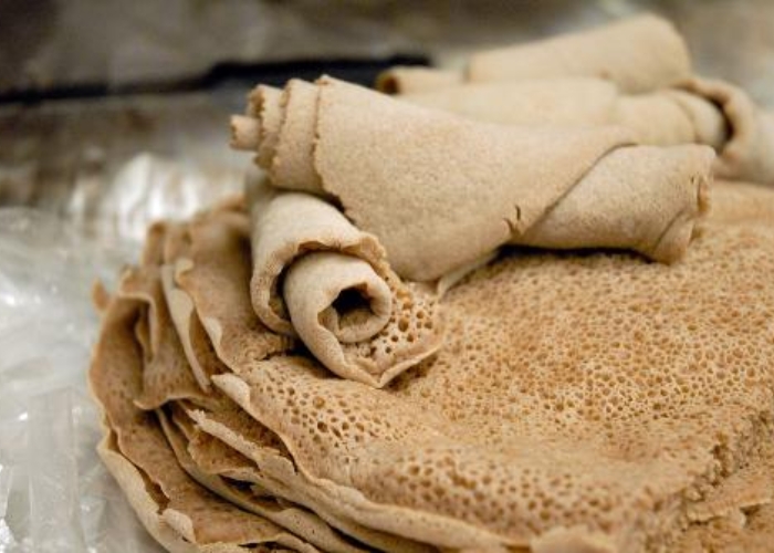 Du lịch Somalia - Lahoh/injera bánh mì làm từ bột kê chua, là món ăn chính của người Somali