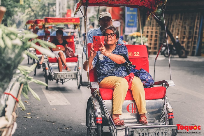 giá vé các tour đêm Hà Nội cho bạn trải nghiệm đi xích lô khám phá ngõ ngách Hà Nội buổi đêm