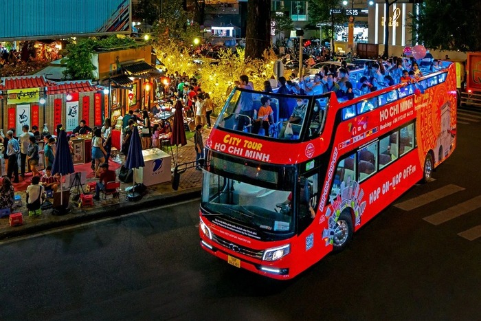 xe bus đêm là hoạt động du lịch đêm ở TP HCM được nhiều du khách ưa chuộng