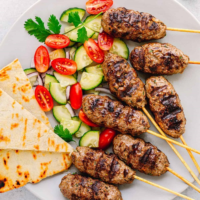 Hương vị nướng thơm lừng đã tạo nên kebab và kofta, hai món ăn nổi tiếng nhất Ai Cập