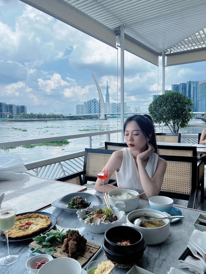 nhà hàng view sông Sài Gòn nổi bật với tầm nhìn hướng ra thành phố bên sông thơ mộng