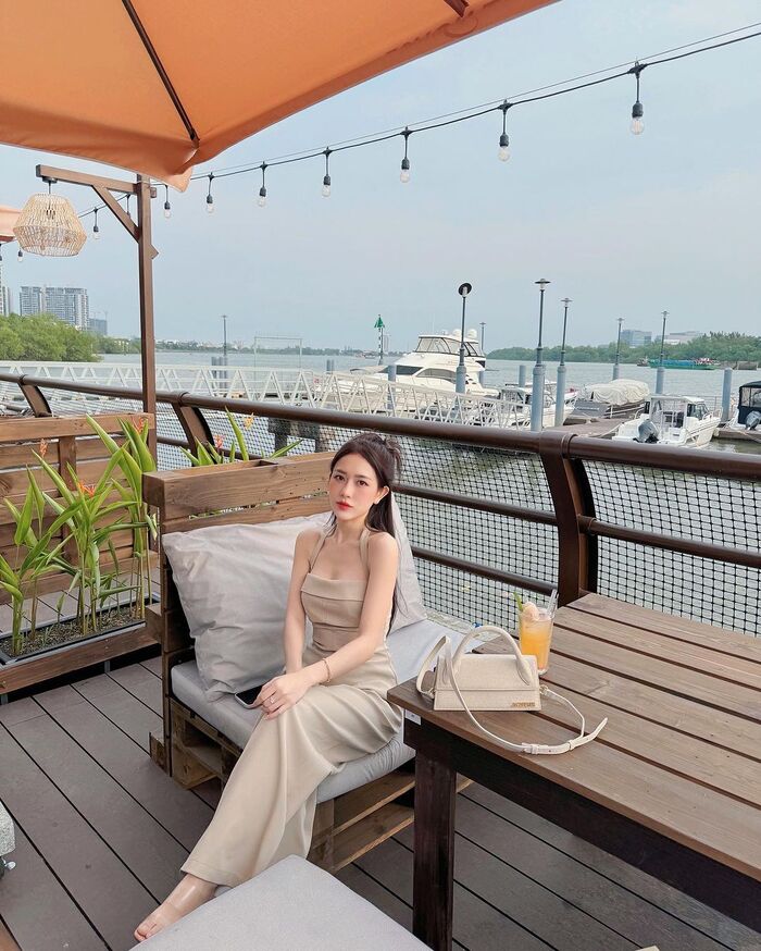 nhà hàng view sông Sài Gòn nổi bật với view bến tàu thơ mộng