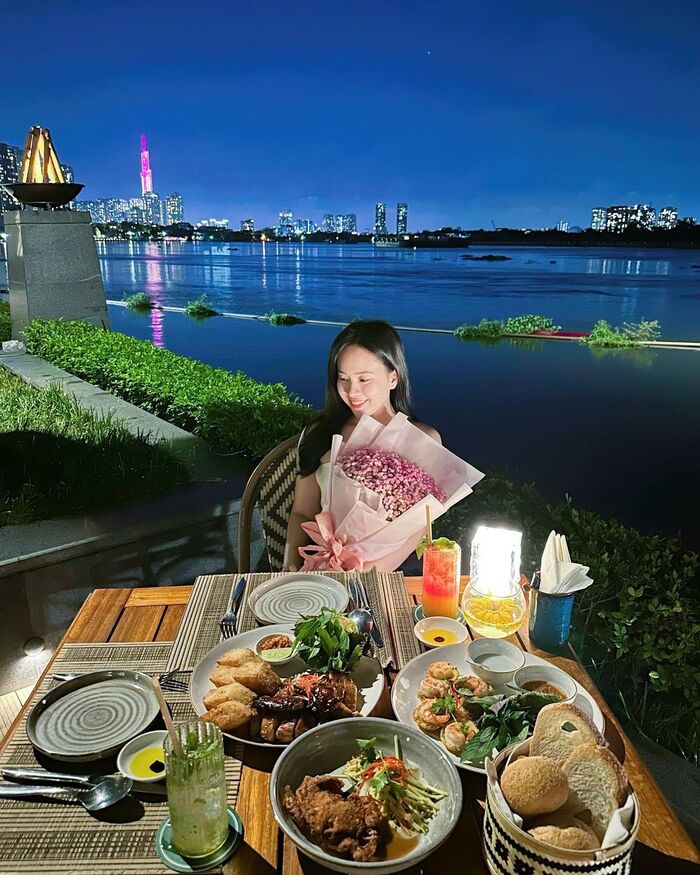 nhà hàng view sông Sài Gòn là điểm dừng hò hẹn lãng mạn