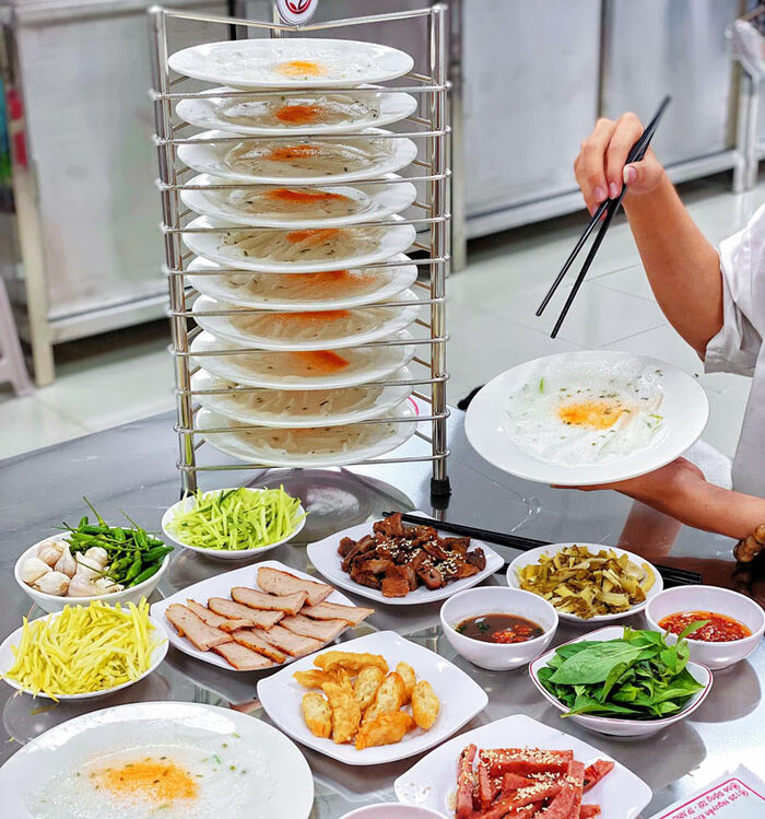 quán bánh ướt đĩa chồng ngon ở Buôn Ma Thuột thu hút nhiều thực khách trải nghiệm