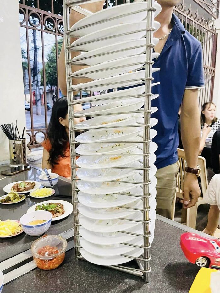 khám phá món ăn thú vị tại quán bánh ướt đĩa chồng ngon ở Buôn Ma Thuột 