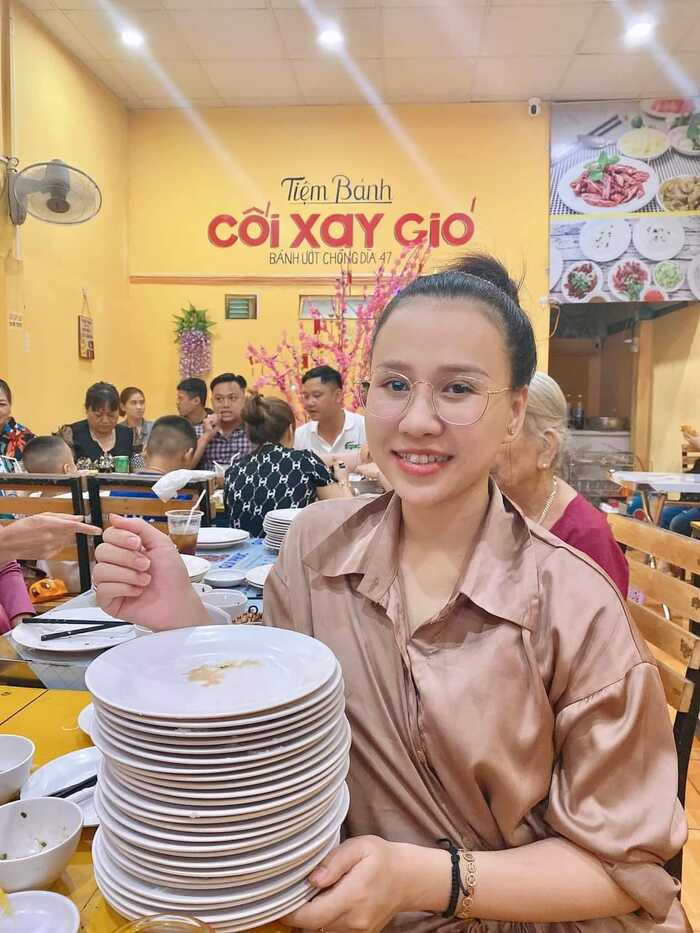 thưởng thức các món ăn tại quán bánh ướt đĩa chồng ngon ở Buôn Ma Thuột 