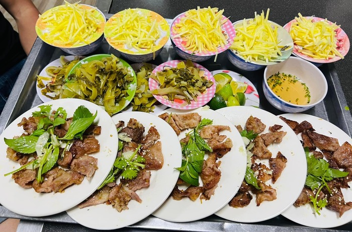 quán bánh ướt đĩa chồng ngon ở Buôn Ma Thuột với topping cơ bản