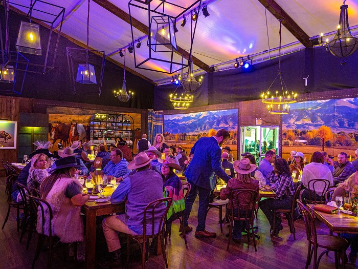 The Ranch Restaurant & Saloon là một trong những quán bar nổi tiếng nhất Anaheim kết hợp với nhà hàng