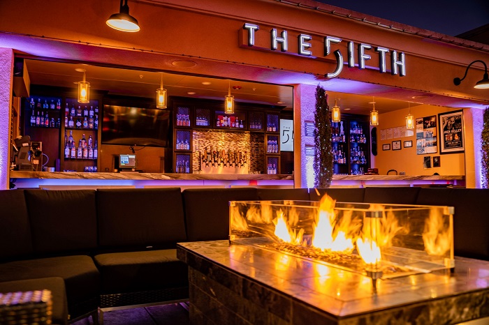 Những du khách đam mê thức uống có cồn đừng bỏ qua The Fifth, một trong những quán bar nổi tiếng nhất thành phố Anaheim