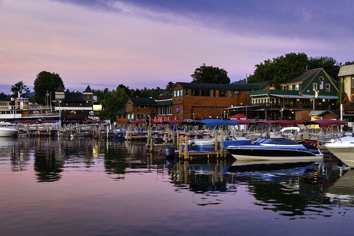 Nằm ở cuối phía nam của Công viên Adirondack, Lake George là một trong những thị trấn cổ nhất tiểu bang New York